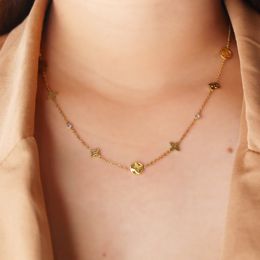 Chic Miki Flower Necklace in Durable Stainless Steel